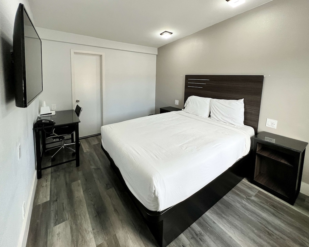 DELUXE, QUEEN BED