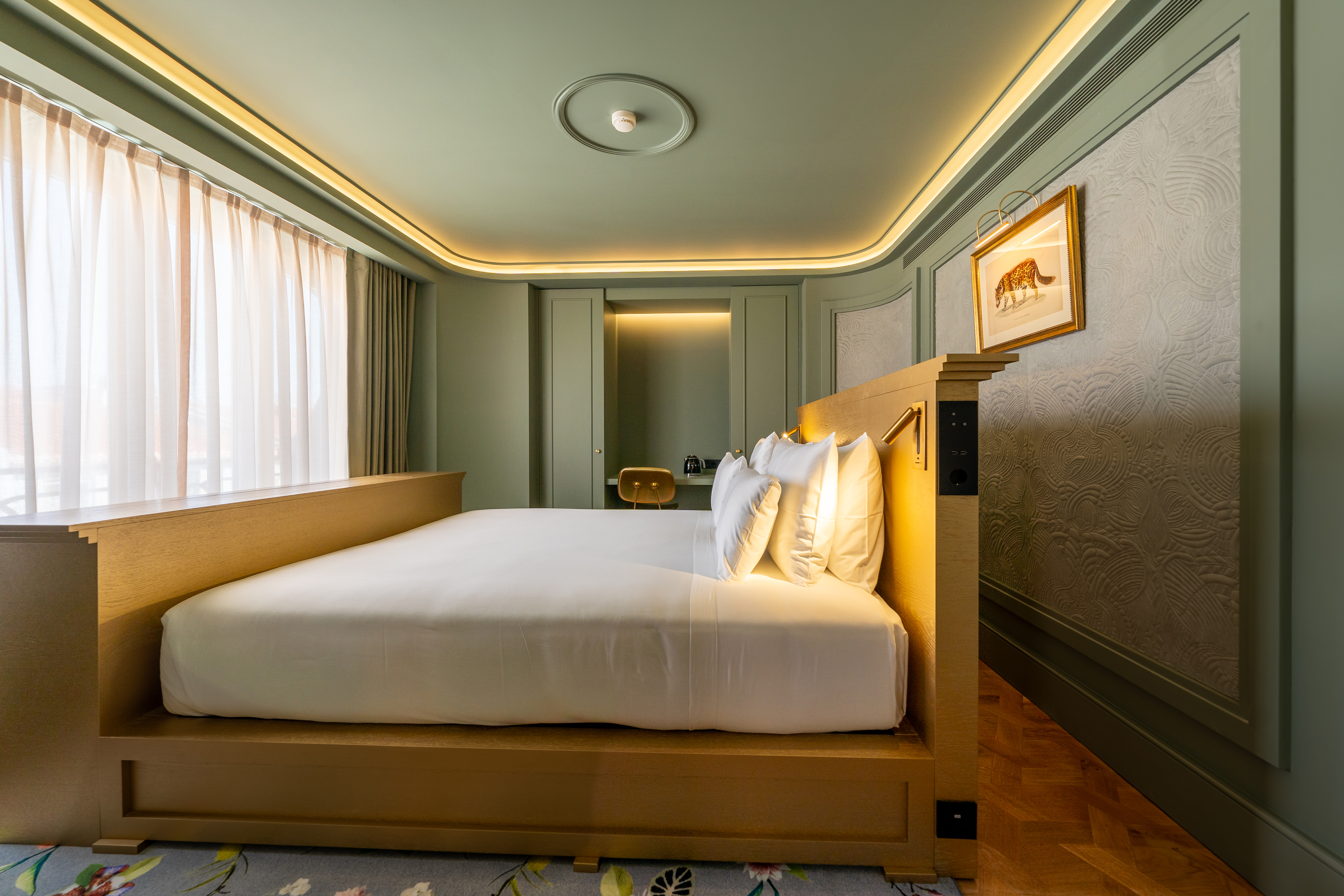 Legacy, Suite, Corner
