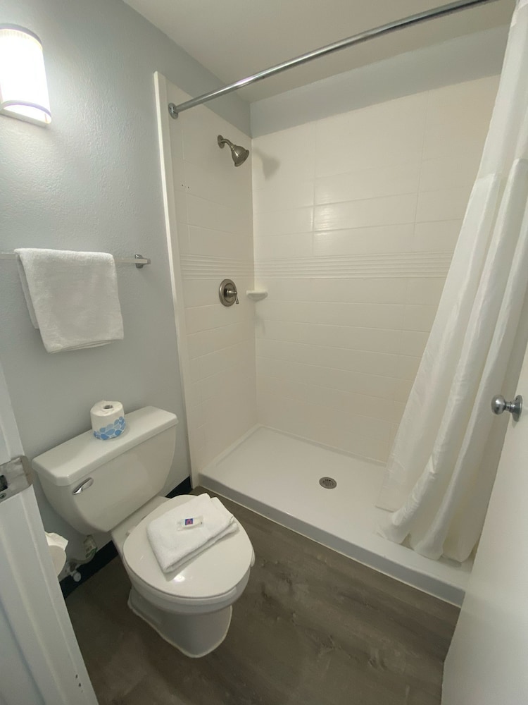 Motel6 Windsor Locks, CT - Hartford 62/66