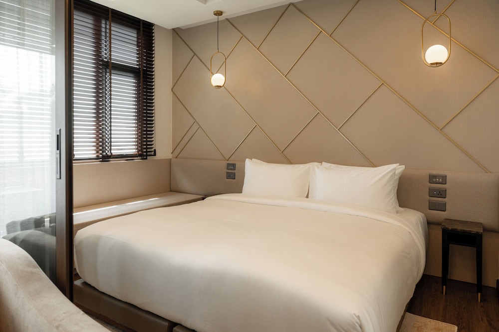 DELUXE, KING BED, BATHTUB