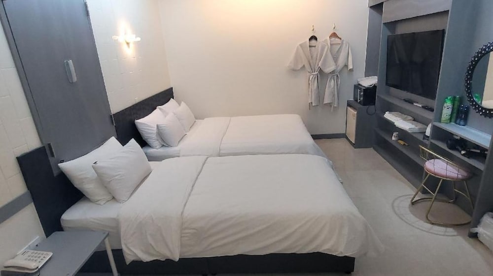 Y HOTEL 8/24