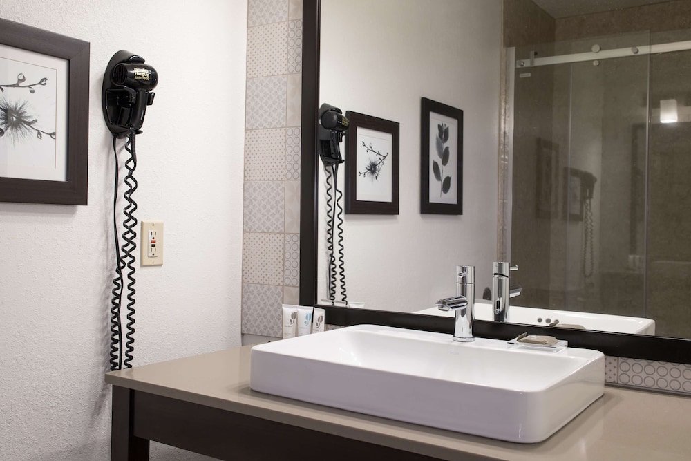Country Inn & Suites by Radisson, Platteville, WI 24/48