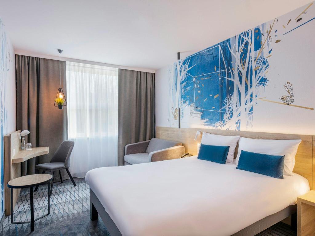 ROOM, 1 DOUBLE AND 1 SINGLE BED