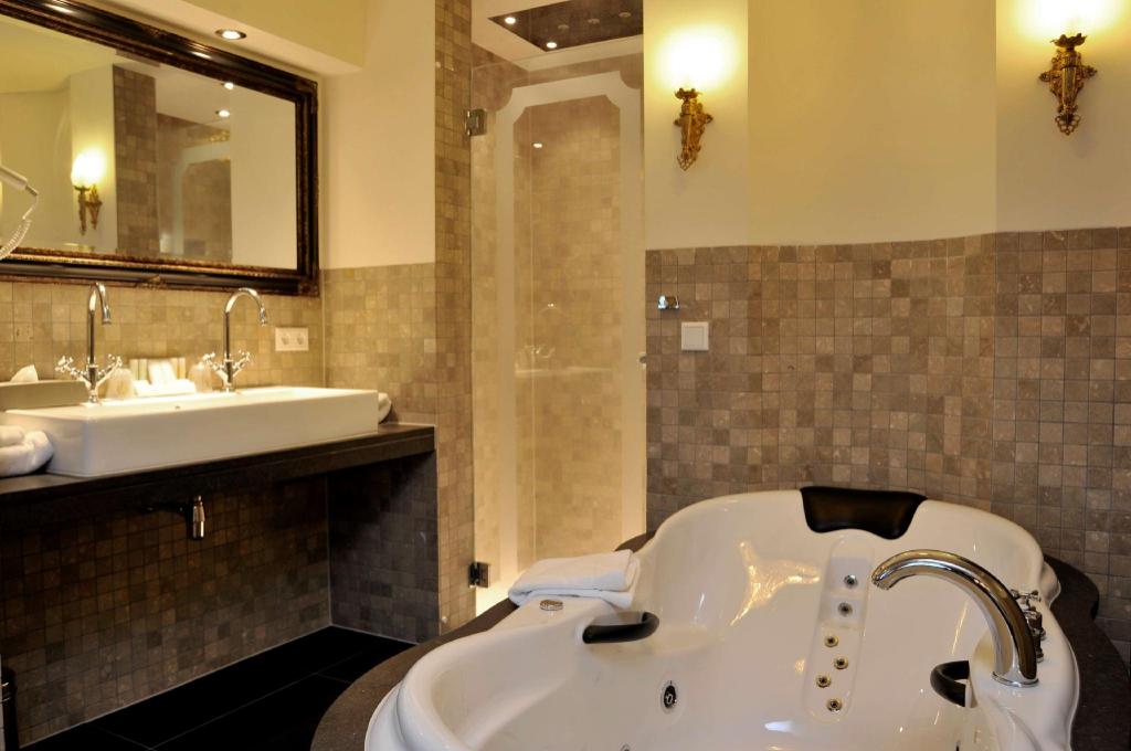 Theme, Superior, Suite, King Bed, Sofa, Living Area، Golden Tulip West Ende 3/6
