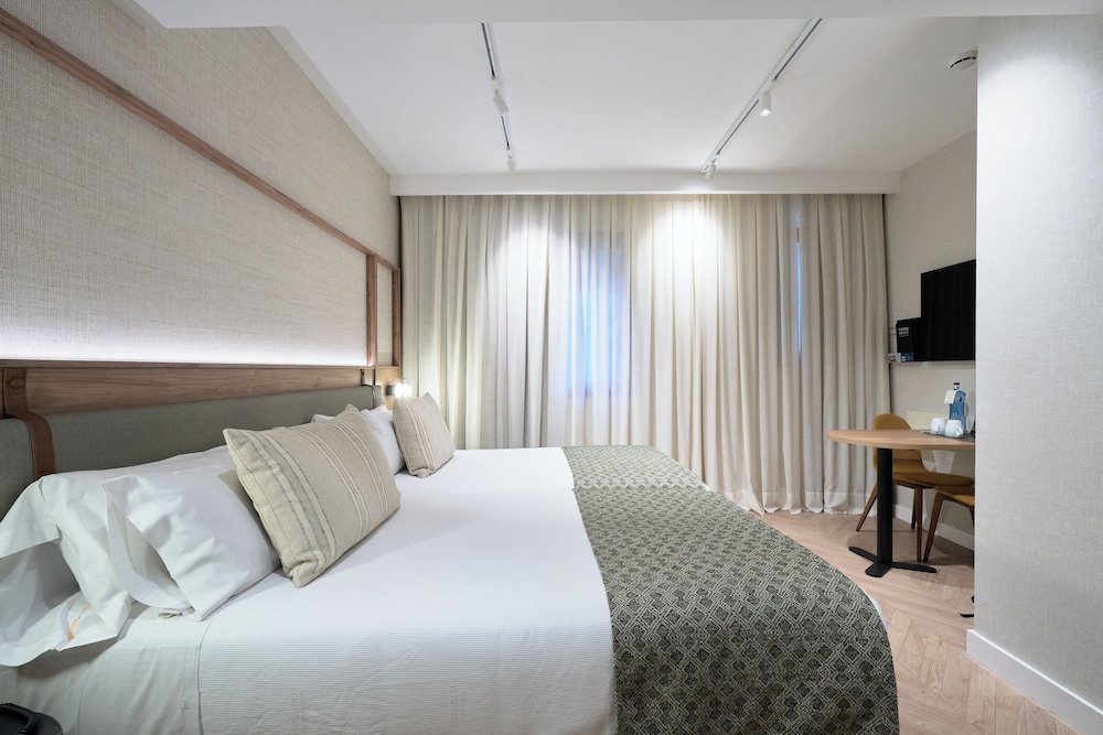 PREMIUM, SUPERIOR, DOUBLE BED