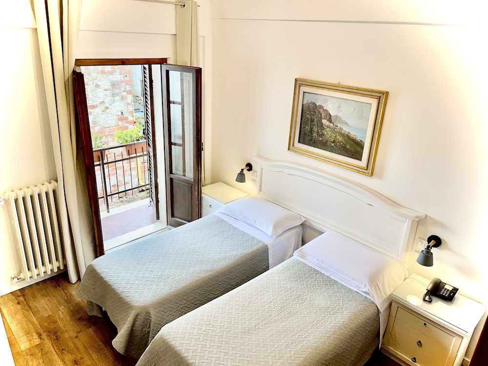 ROOM, DOUBLE BED