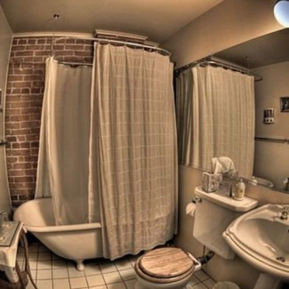 Queen Anne Bed And Breakfast 42/70