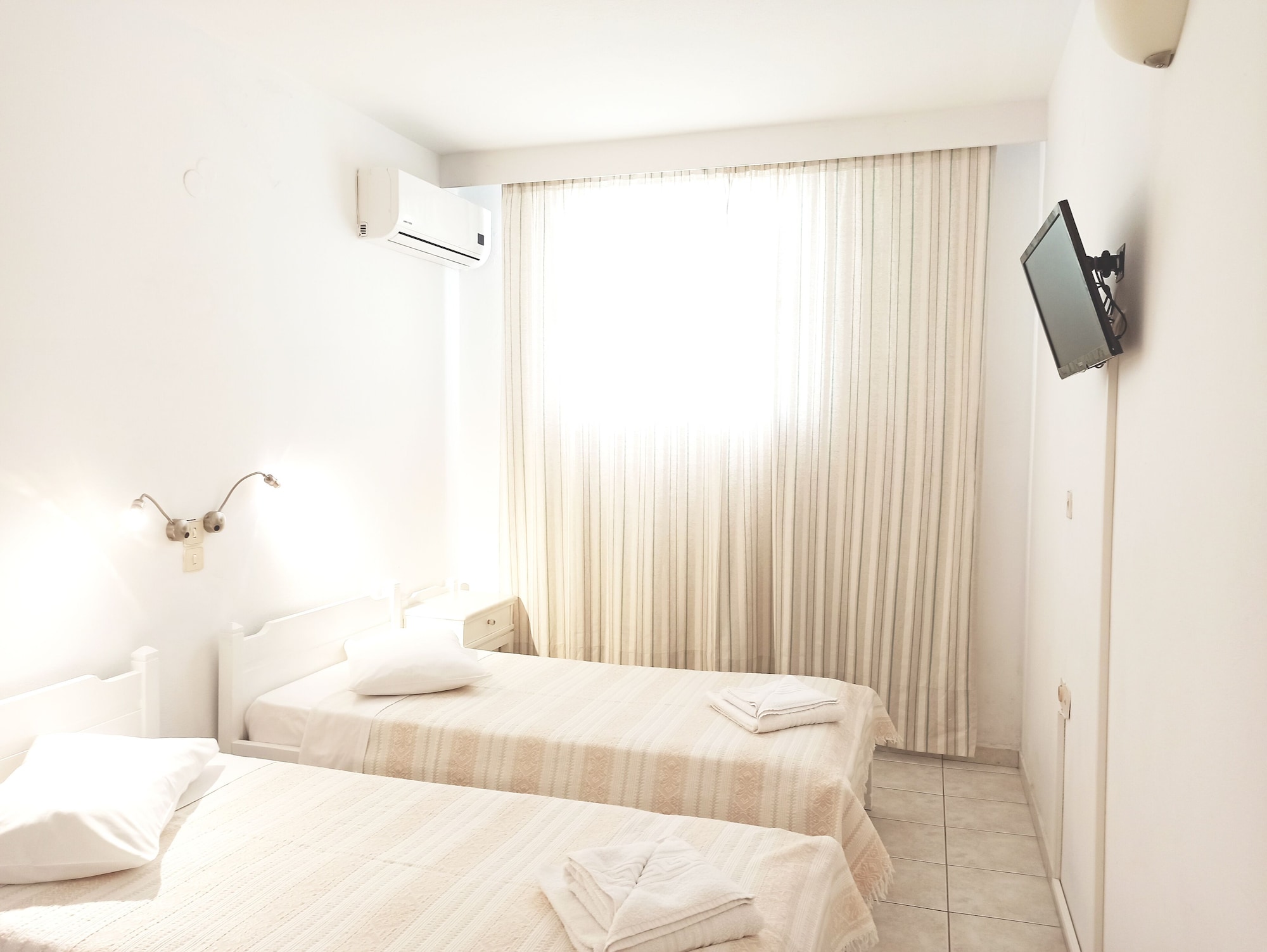 BASEMENT, TWIN BEDS