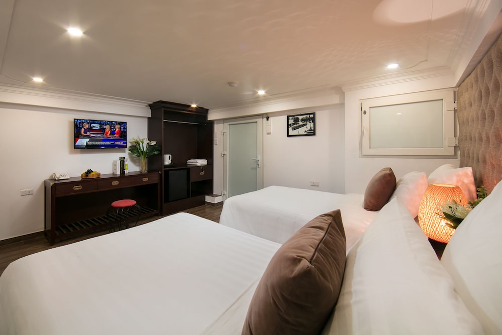 ECONOMY, DOUBLE OR TWIN BED