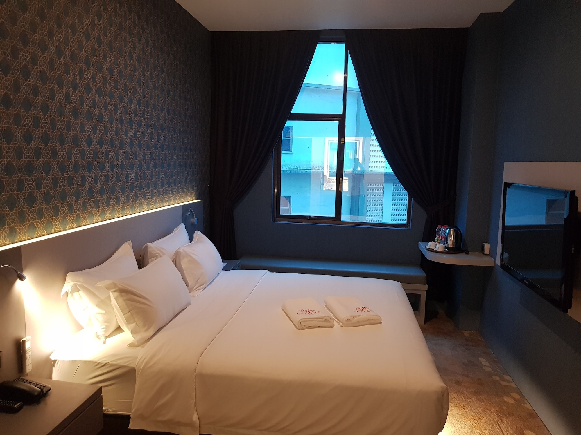 SUPERIOR, DOUBLE OR TWIN BED