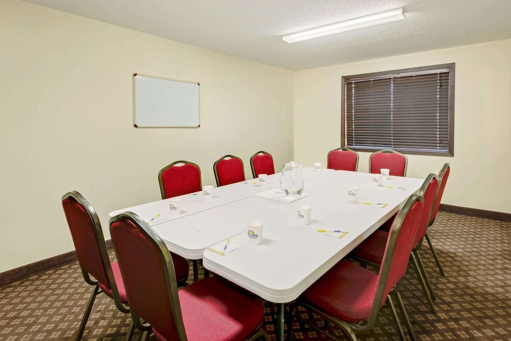 Days Inn by Wyndham Fort Dodge 26/27