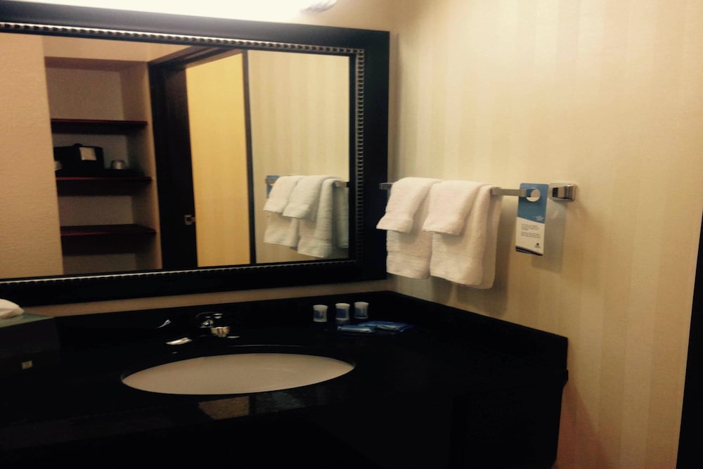 Fairfield by Marriott Inn & Suites Kansas City Airport 36/38