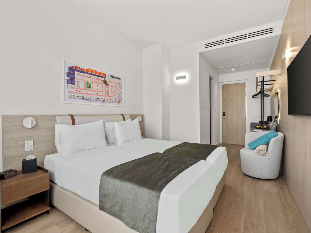 Mercure Larnaca Finikoudes Beach 18/60