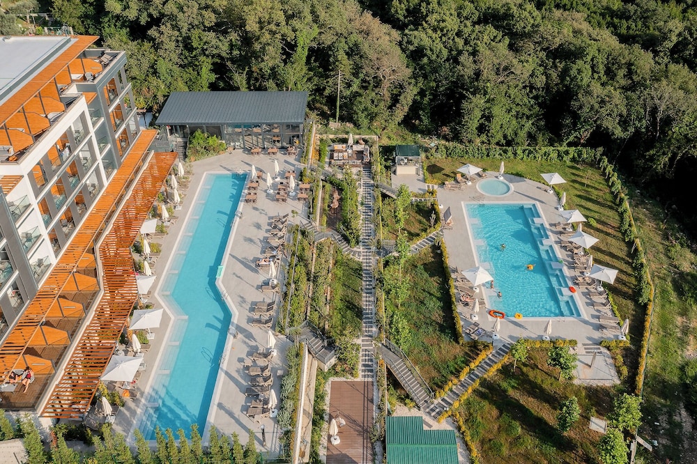 Montenegro Lodge 42/50