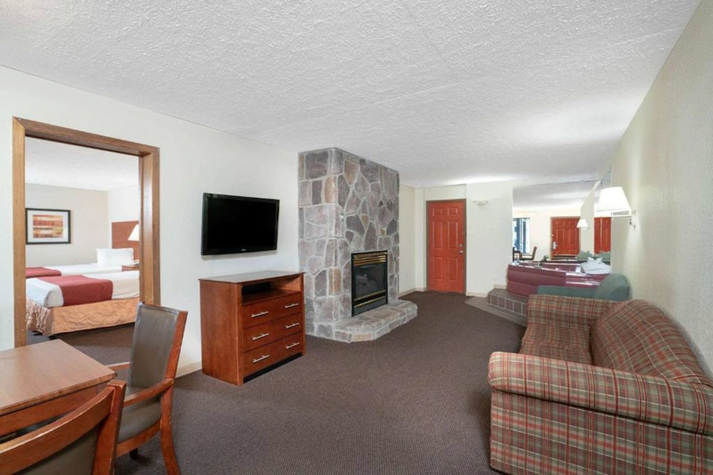 Days Inn by Wyndham Pigeon Forge Parkway 28/48