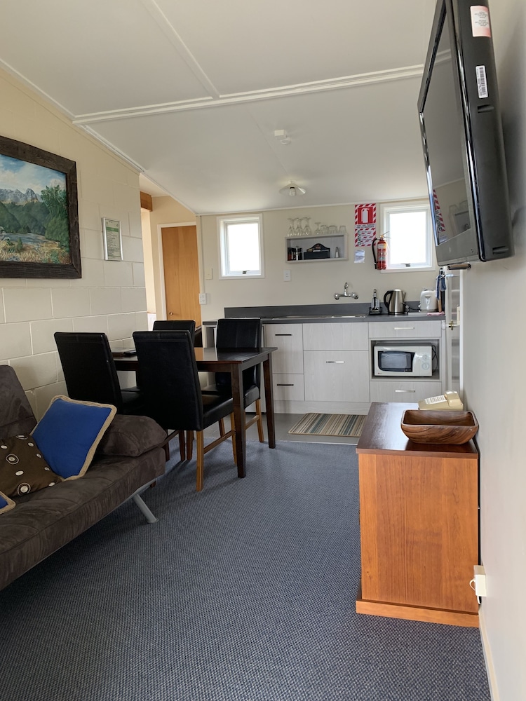MANAPOURI LAKEVIEW MOTOR INN 46/69