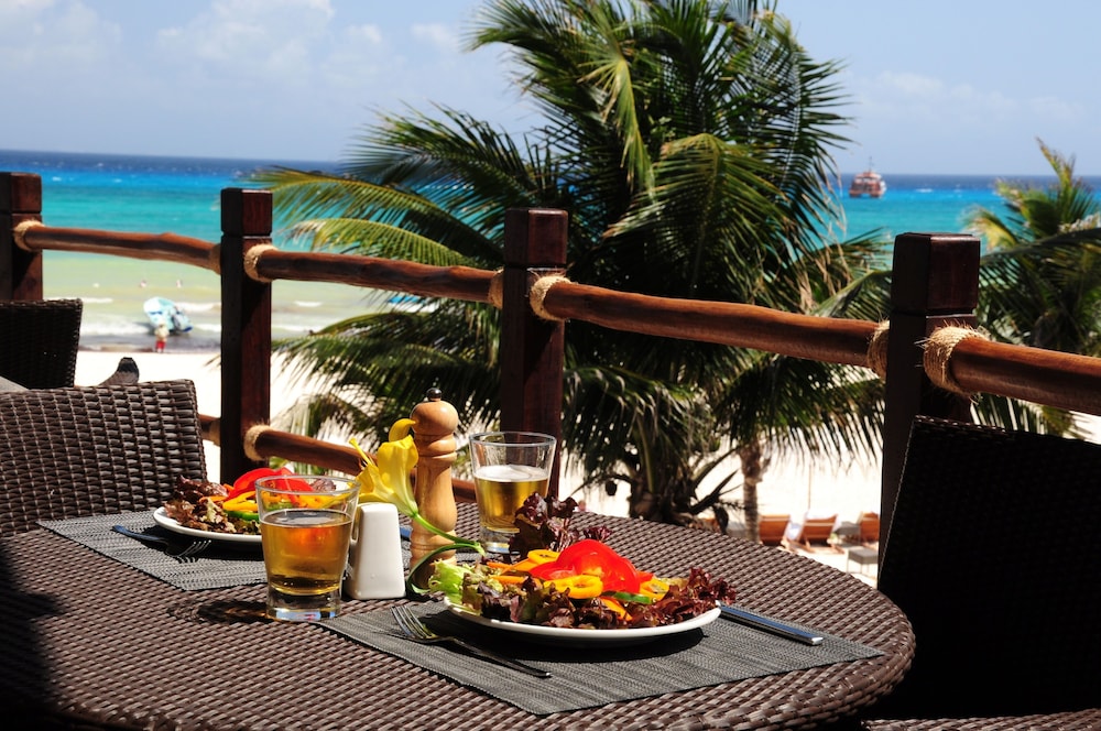 El Taj Oceanfront & Beachside Condo Hotel 62/74