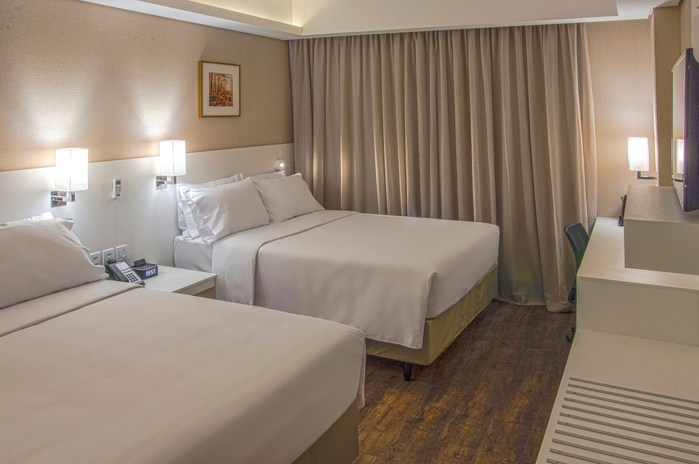 Standard, 2 Double Beds, Holiday Inn Express Farroupilha 2/5