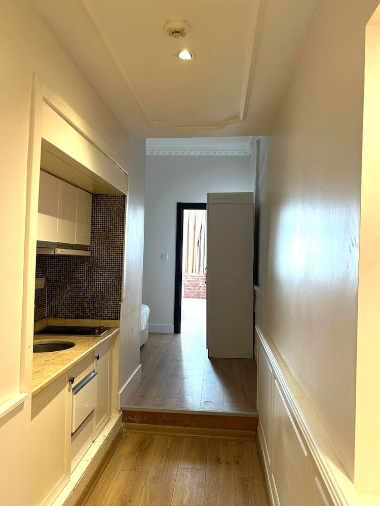 Royal Garden Suite Hotel 11/45