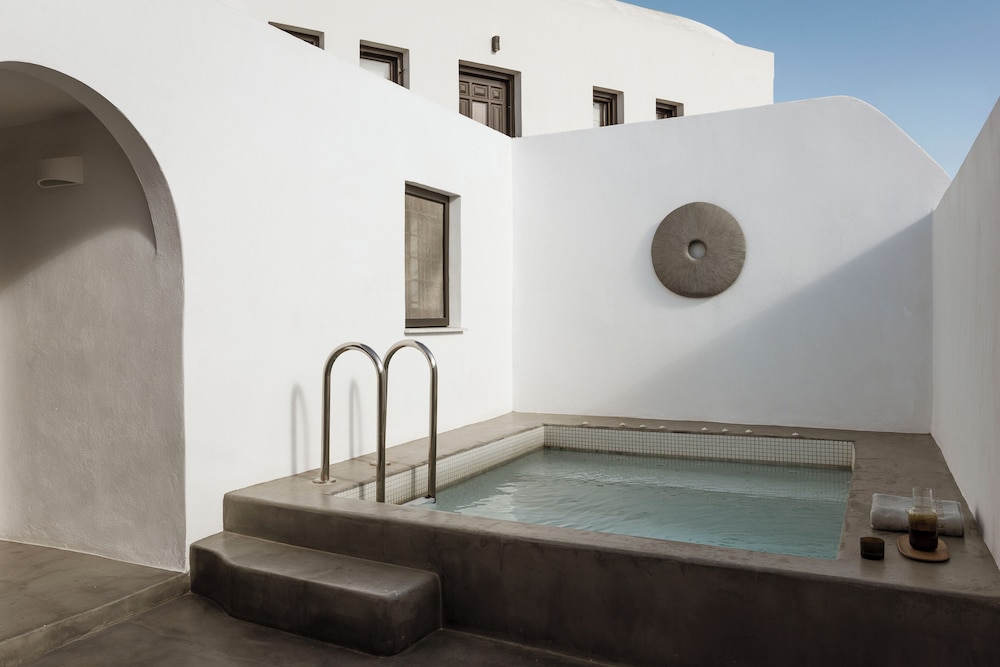 Aqua Luxury Suites 38/75