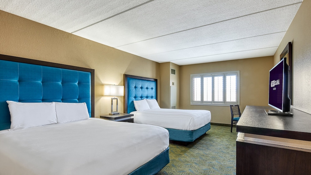 West, Premium, 2 Queen Beds