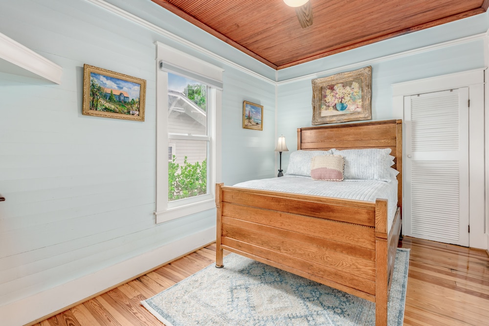 3 Bedrooms, Blue, House, 2 King Beds, 1 Queen and 1 Double Bed, 2 Bathrooms, Sofa