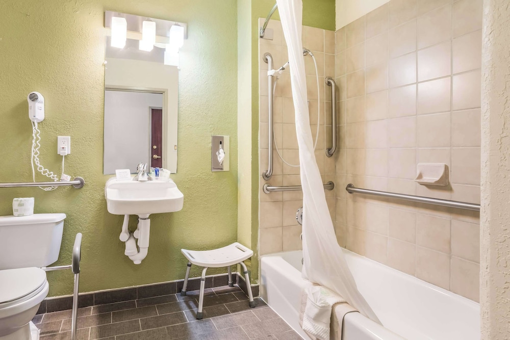 Sleep Inn & Suites Jacksonville Near Camp Lejeune 33/33