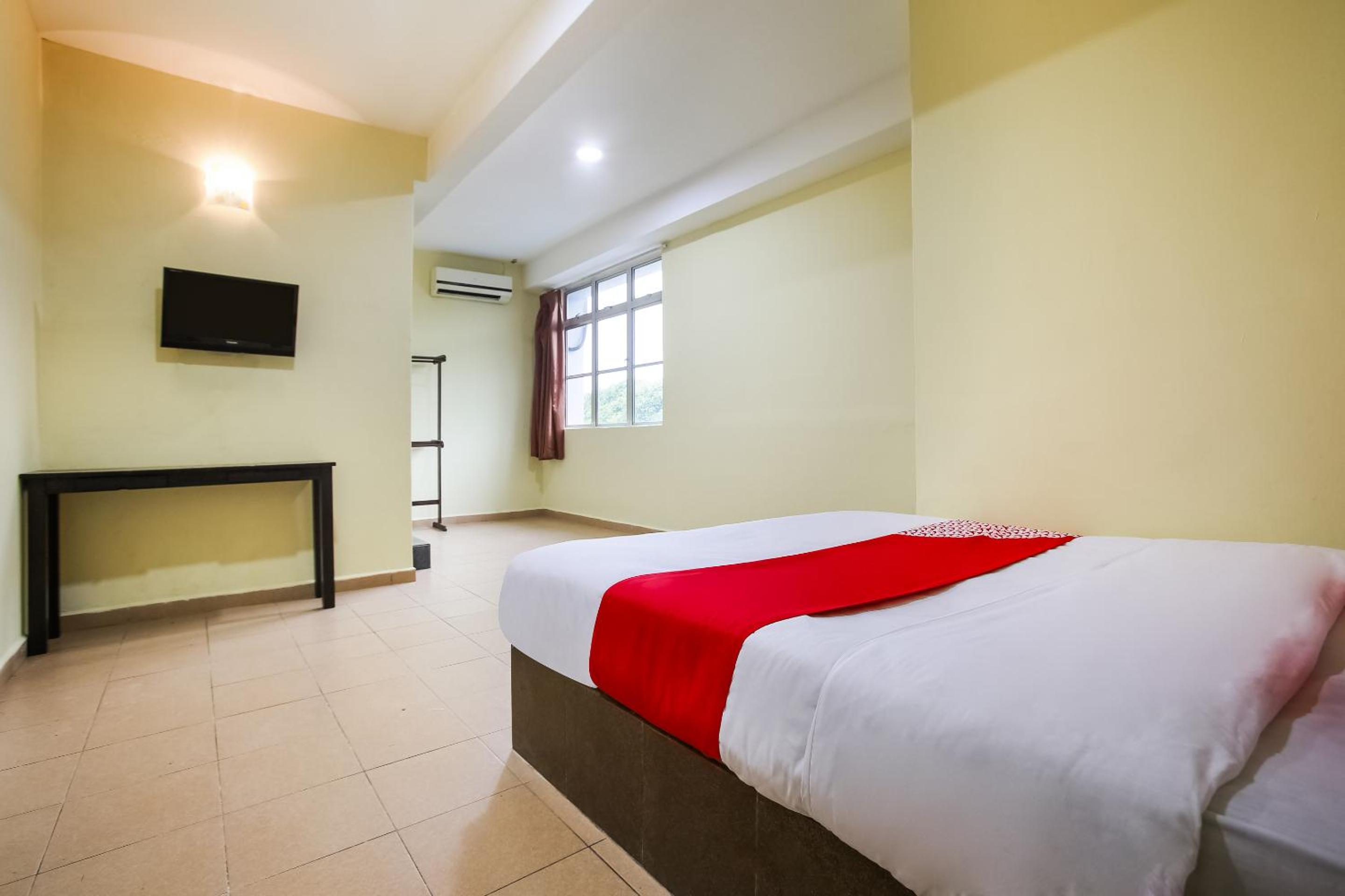 Oyo 89585 Hotel Happy Inn 8/21