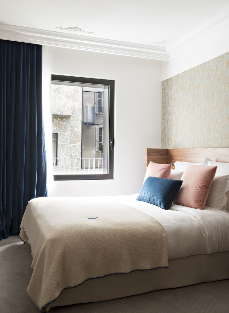 DELUXE, DOUBLE BED