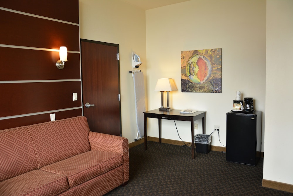 Days Inn Suites By Wyndham Milwaukee 33/40