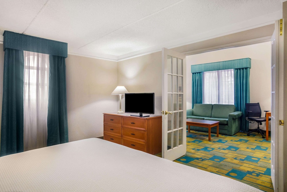Super 8 by Wyndham Eagle Pass 26/41