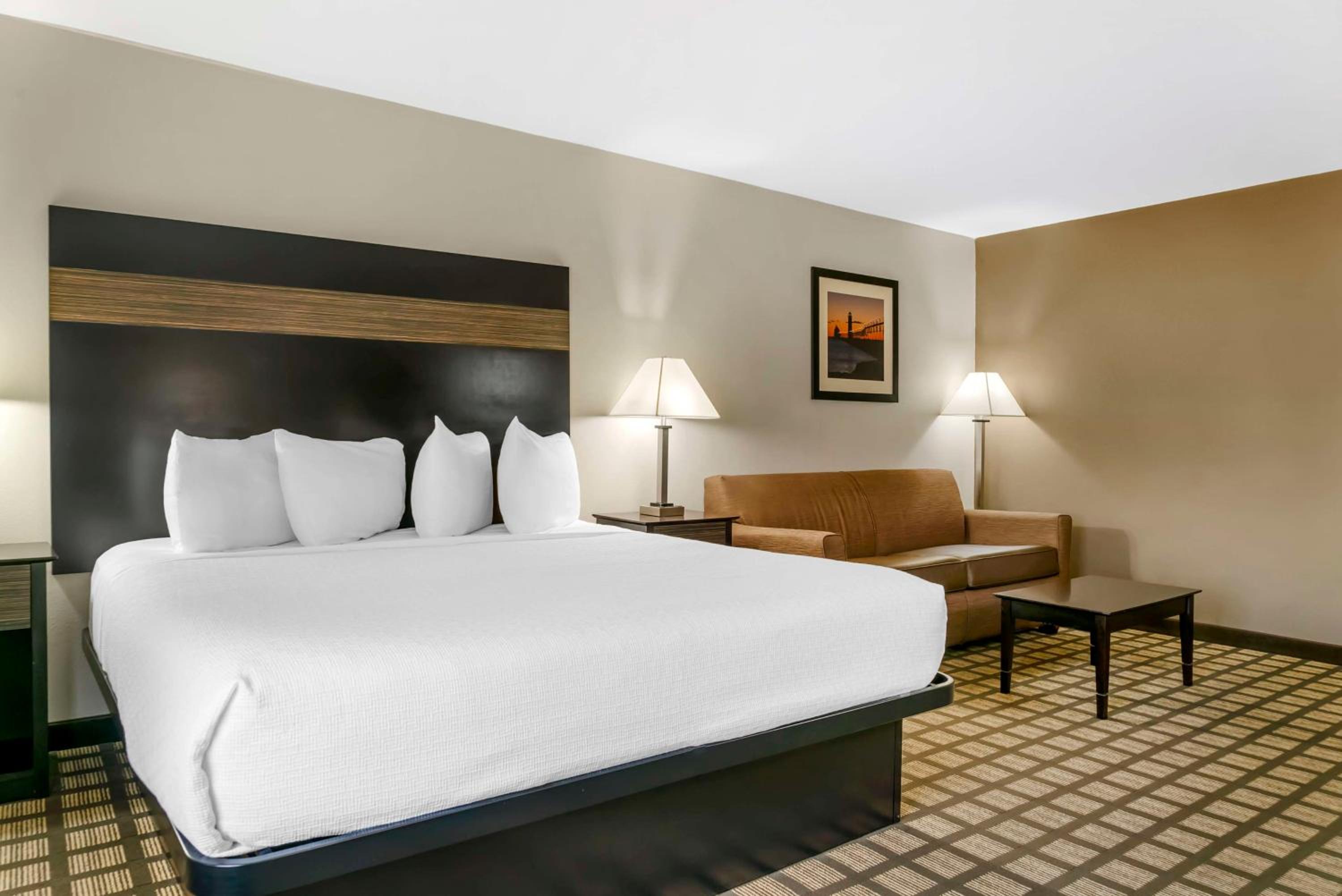 Room, King Bed, Courtyard View