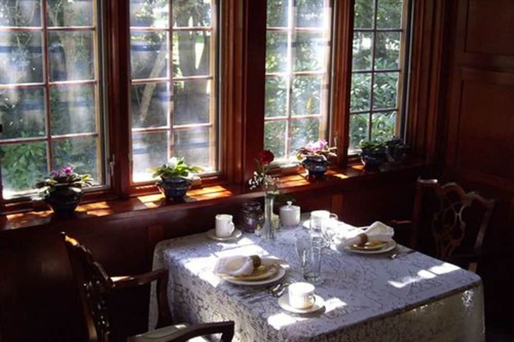 Isaiah Jones Homestead Bed & Breakfast 38/50