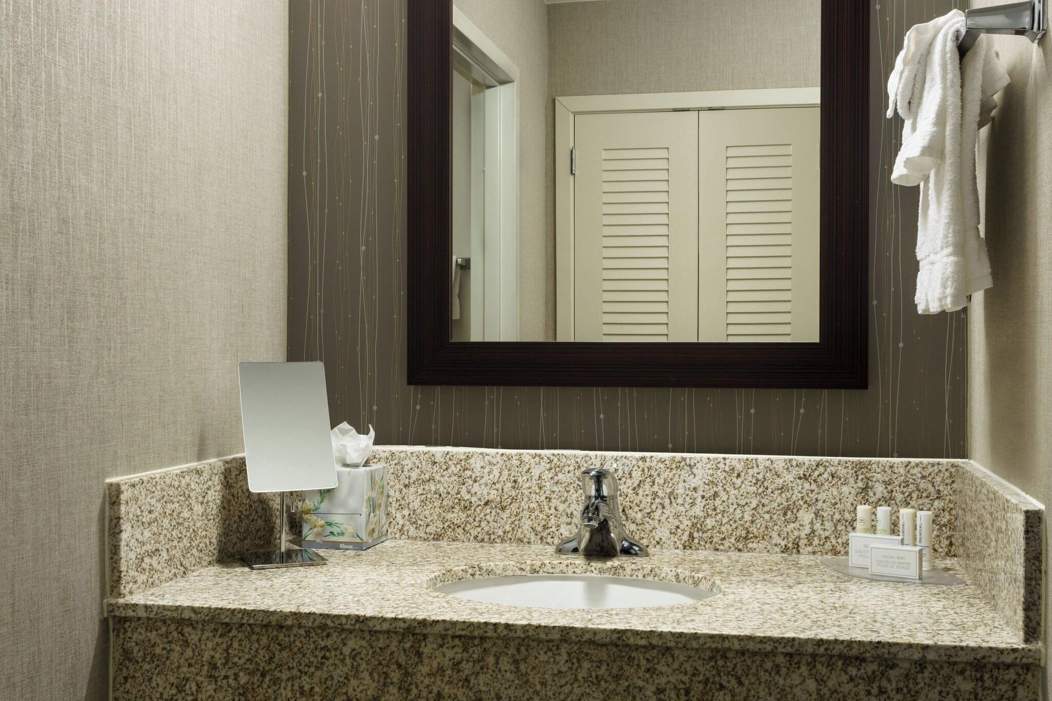 Room, Double Bed, Accessible, Courtyard Houston Downtown Convention Center 3/4