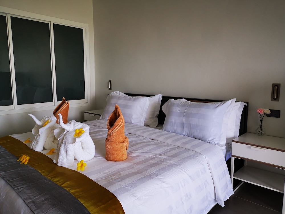 SUPERIOR, KING BED, PARTIAL OCEAN VIEW