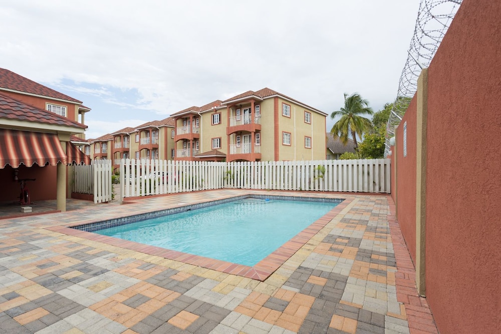 New Kingston Guest Apt At Fairway 17/24