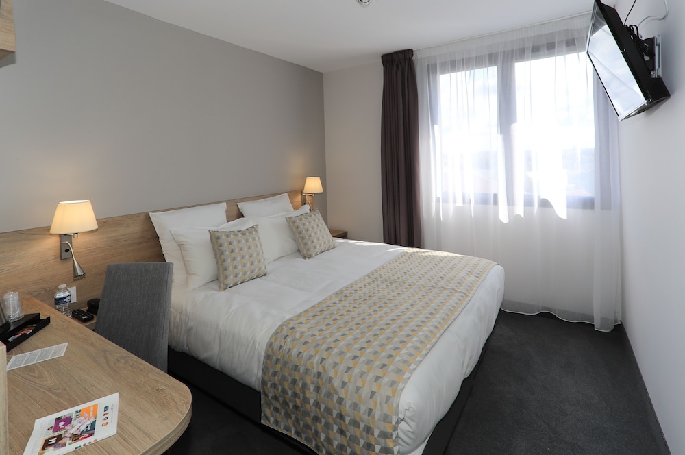 غرفة قياسية بسرير كوين