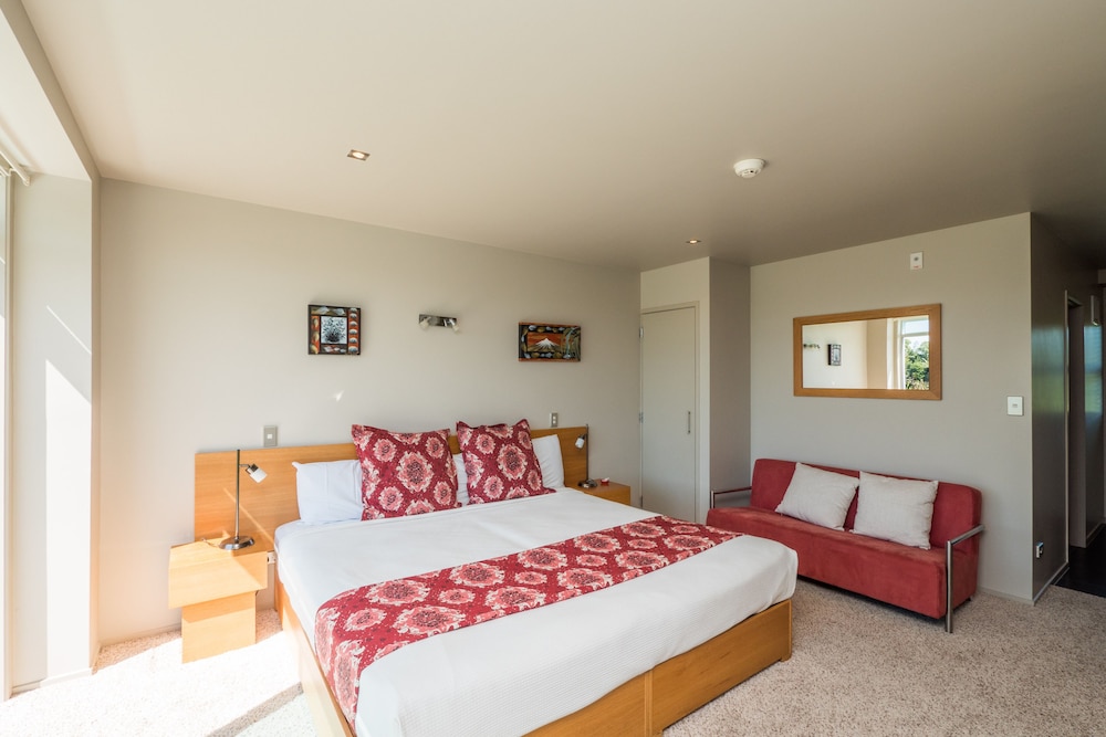 EXECUTIVE, STUDIO, KITCHEN