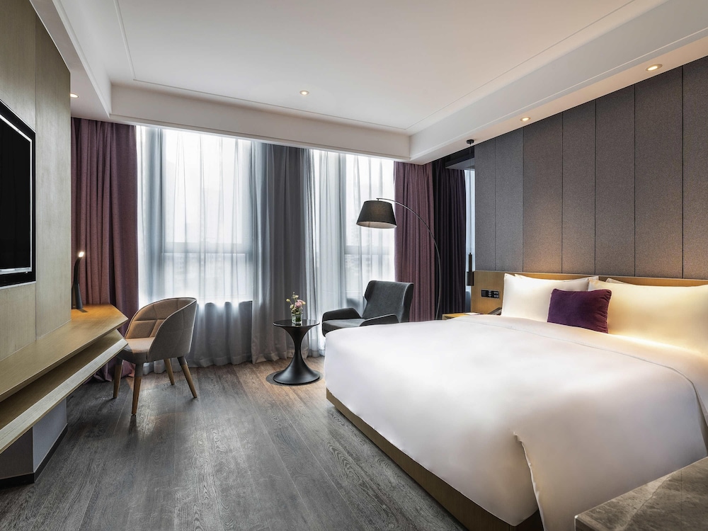 EXECUTIVE, KING BED