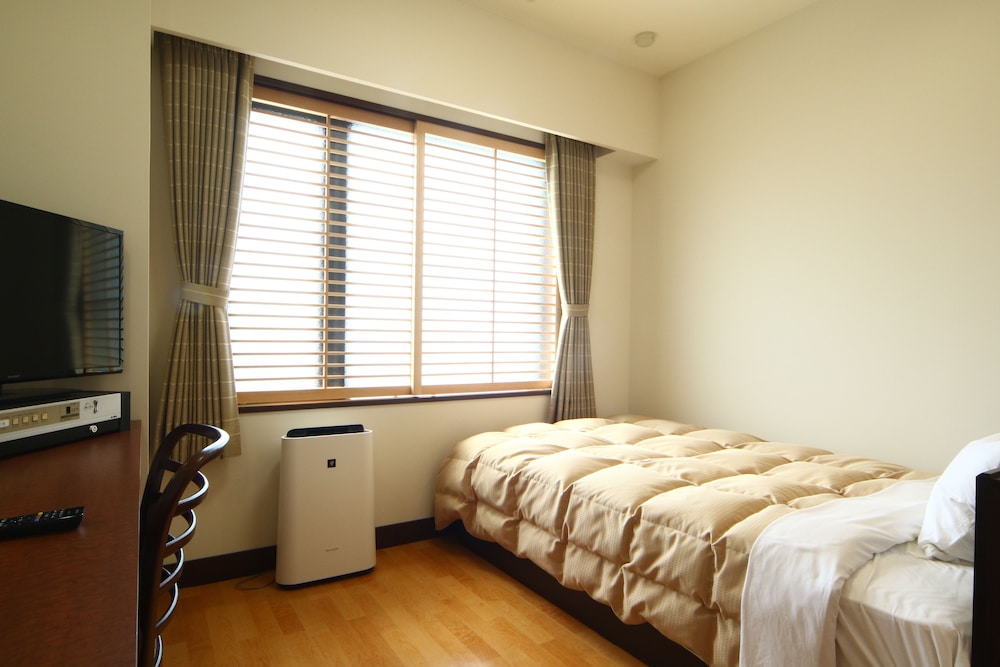 ROOM, SINGLE