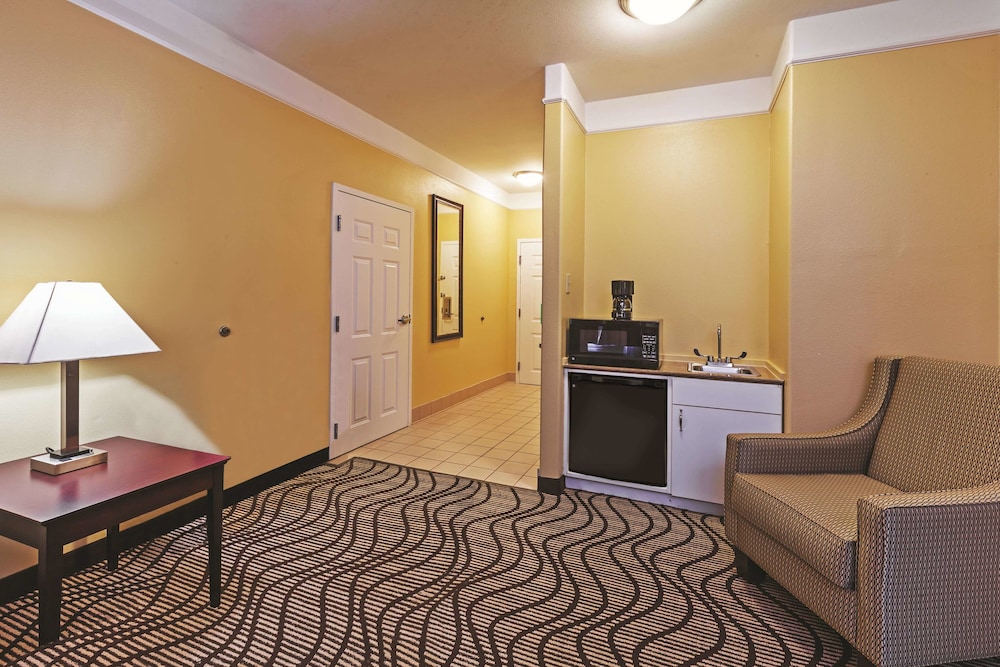 La Quinta Inn & Suites by Wyndham Angleton 9/50