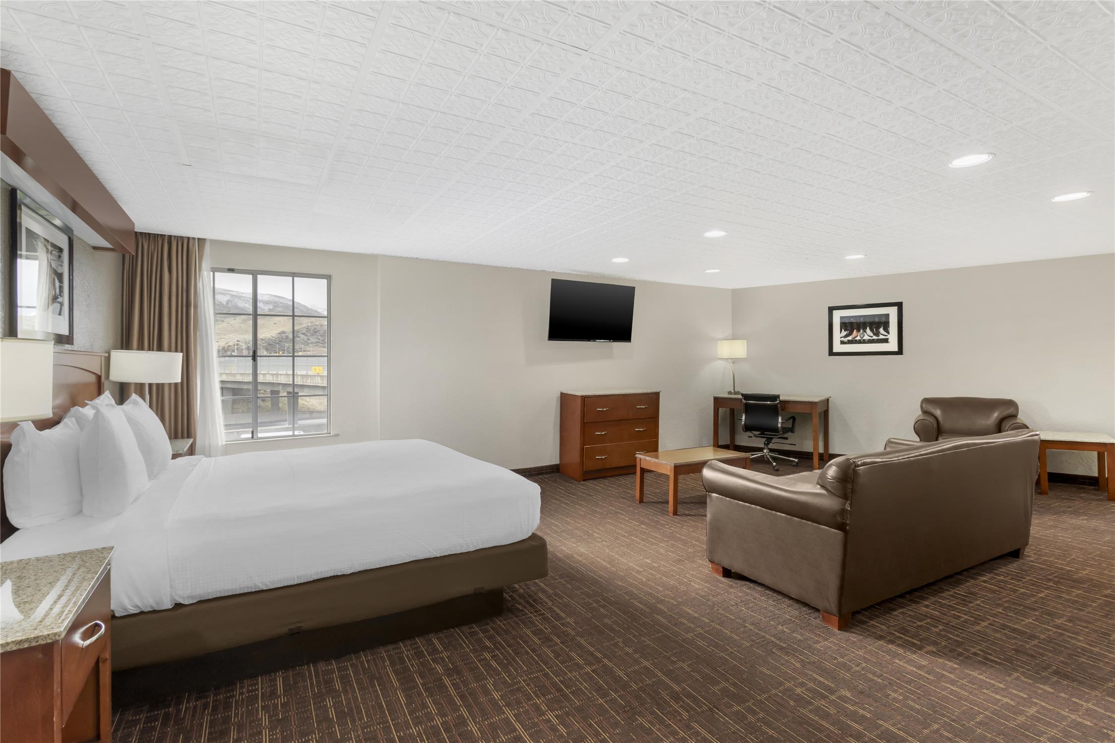 Mini, Suite, King Bed, Dining Area, South Tower