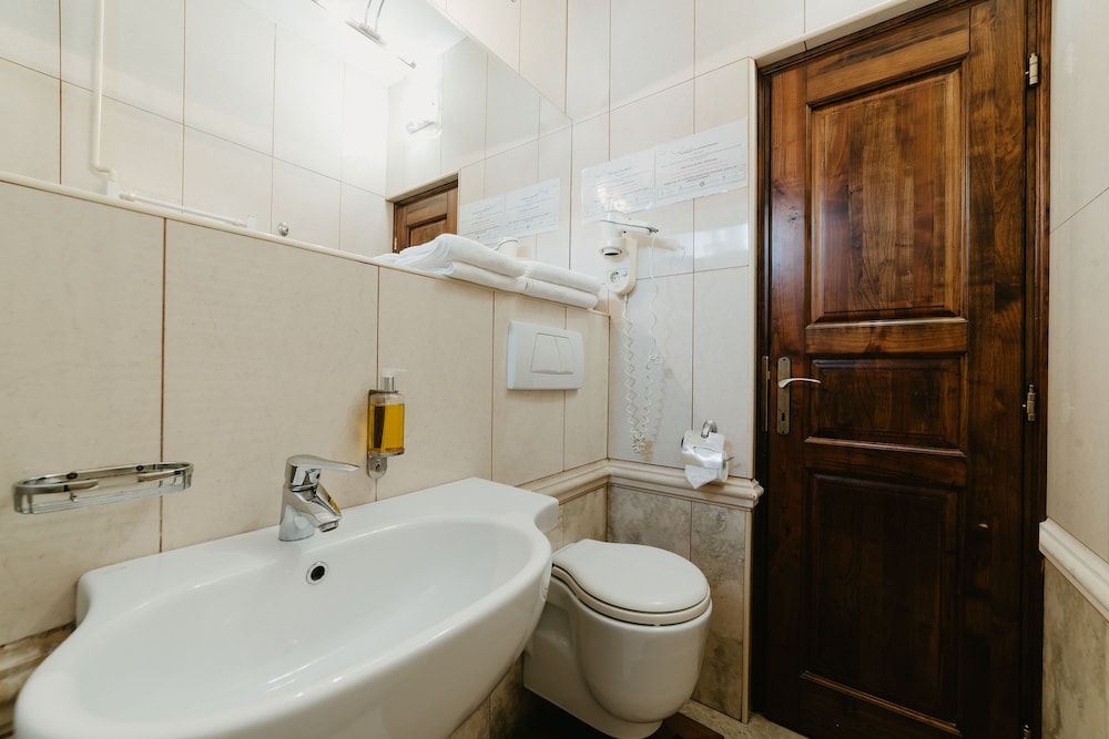 Topaz Boutique Hotel 29/37