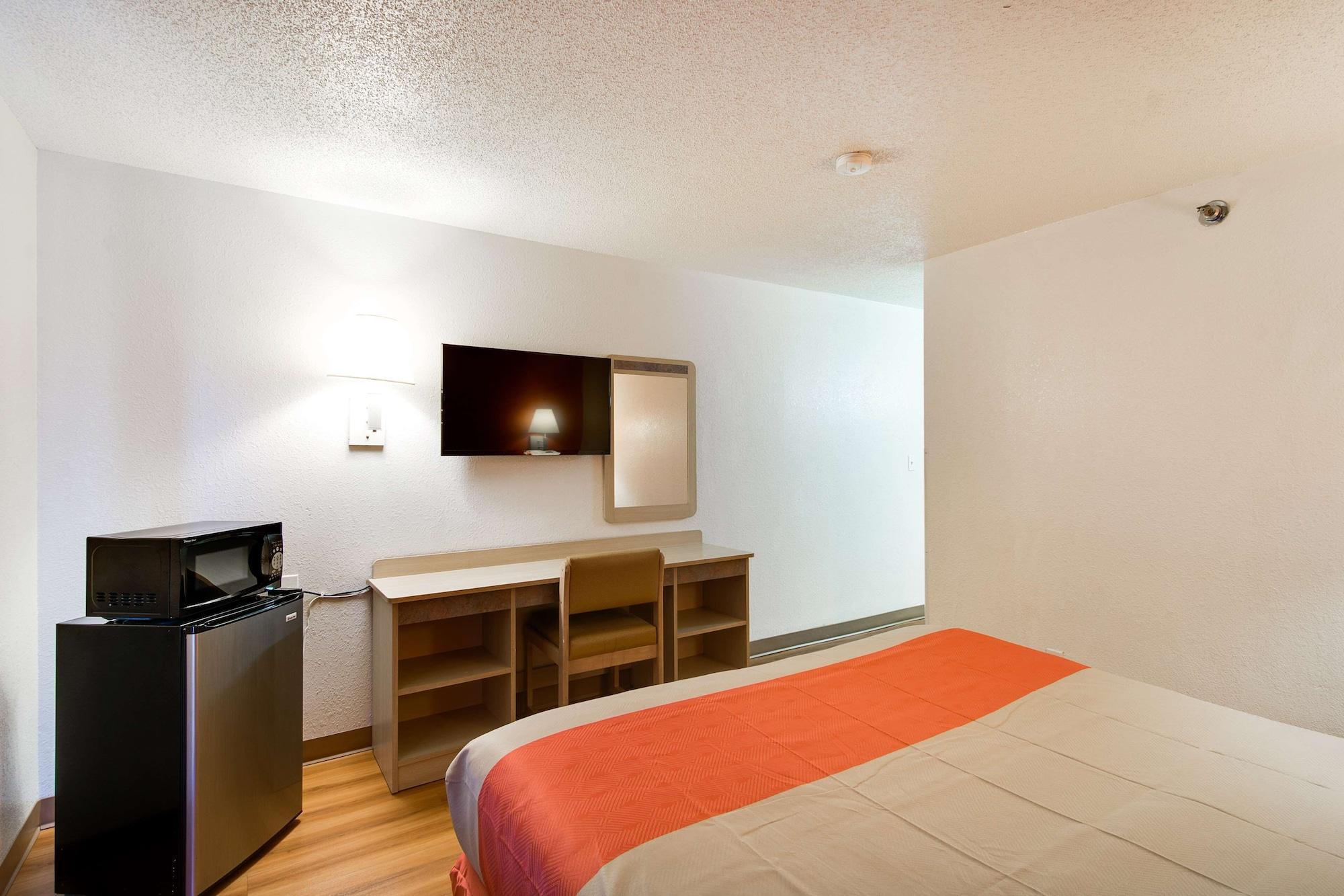 Motel6 Waukegan, IL 31/63