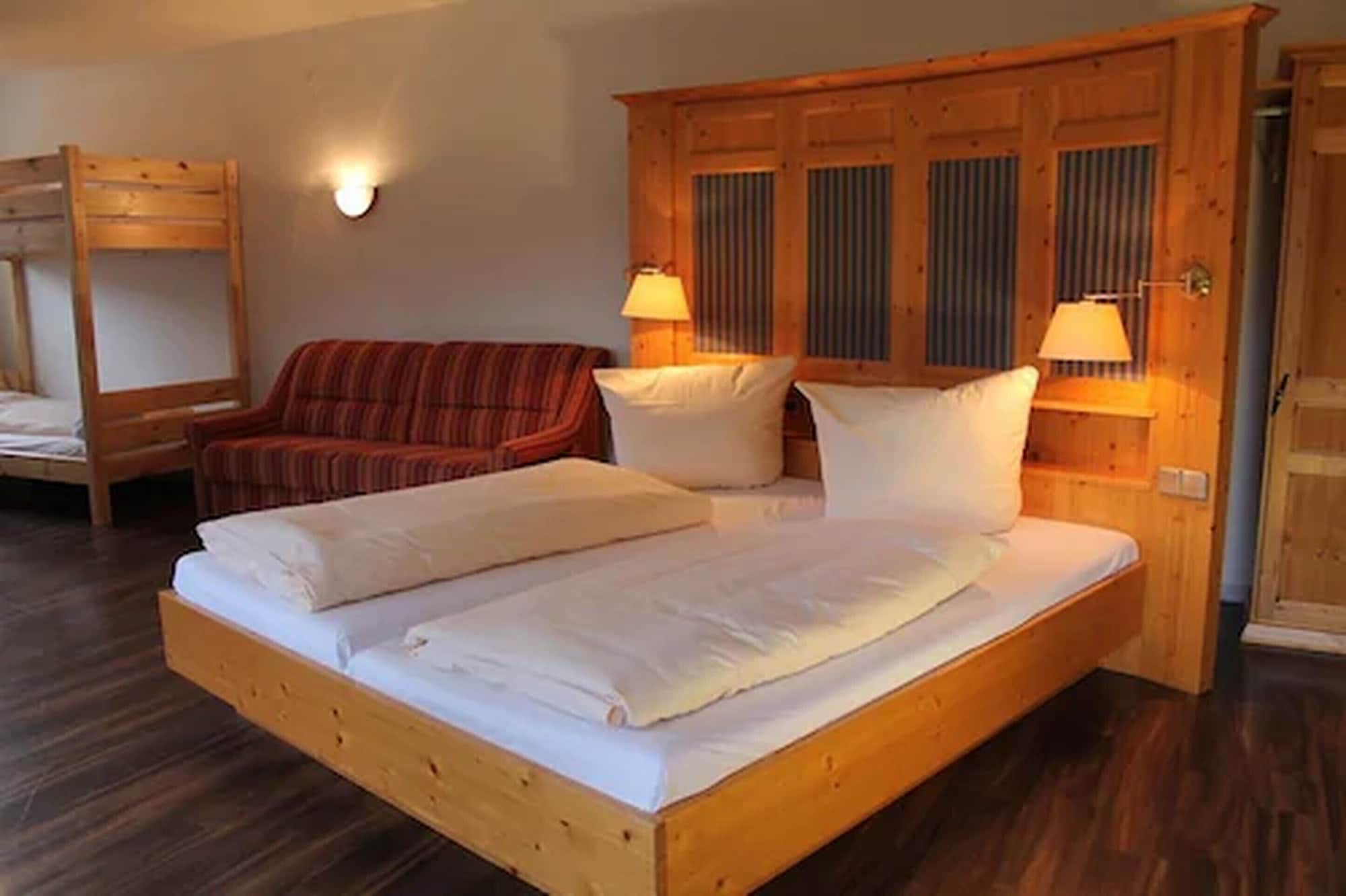 Room, 6 Beds, Bunk Bed, 2 Queen Beds, Xxl، Action Forest Aktiv Hotel 2/6