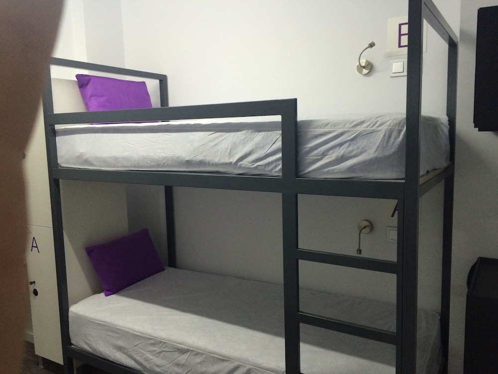 Chameleon Hostel Alicante 9/25