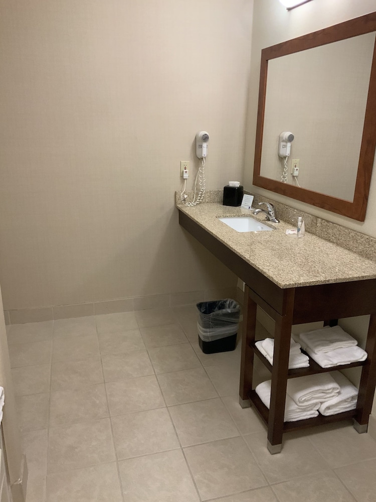 Comfort Inn And Suites West Chester 34/41
