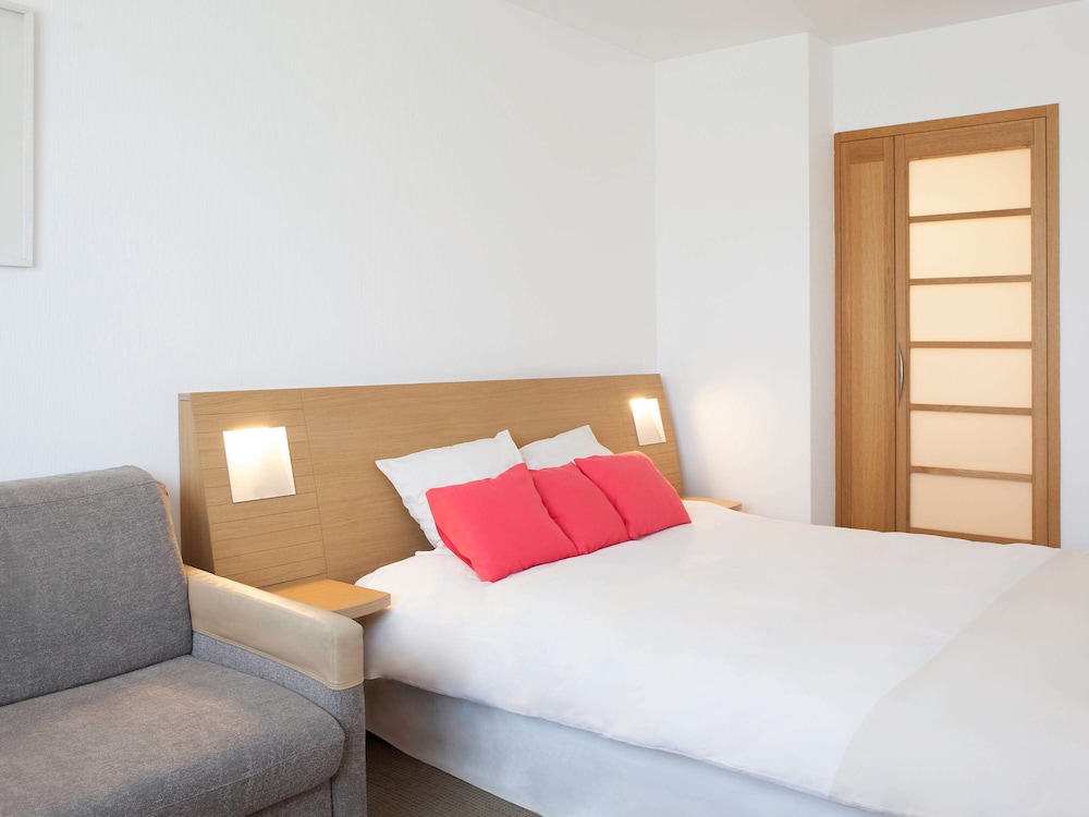 NOVOTEL REIMS TINQUEUX 11/72
