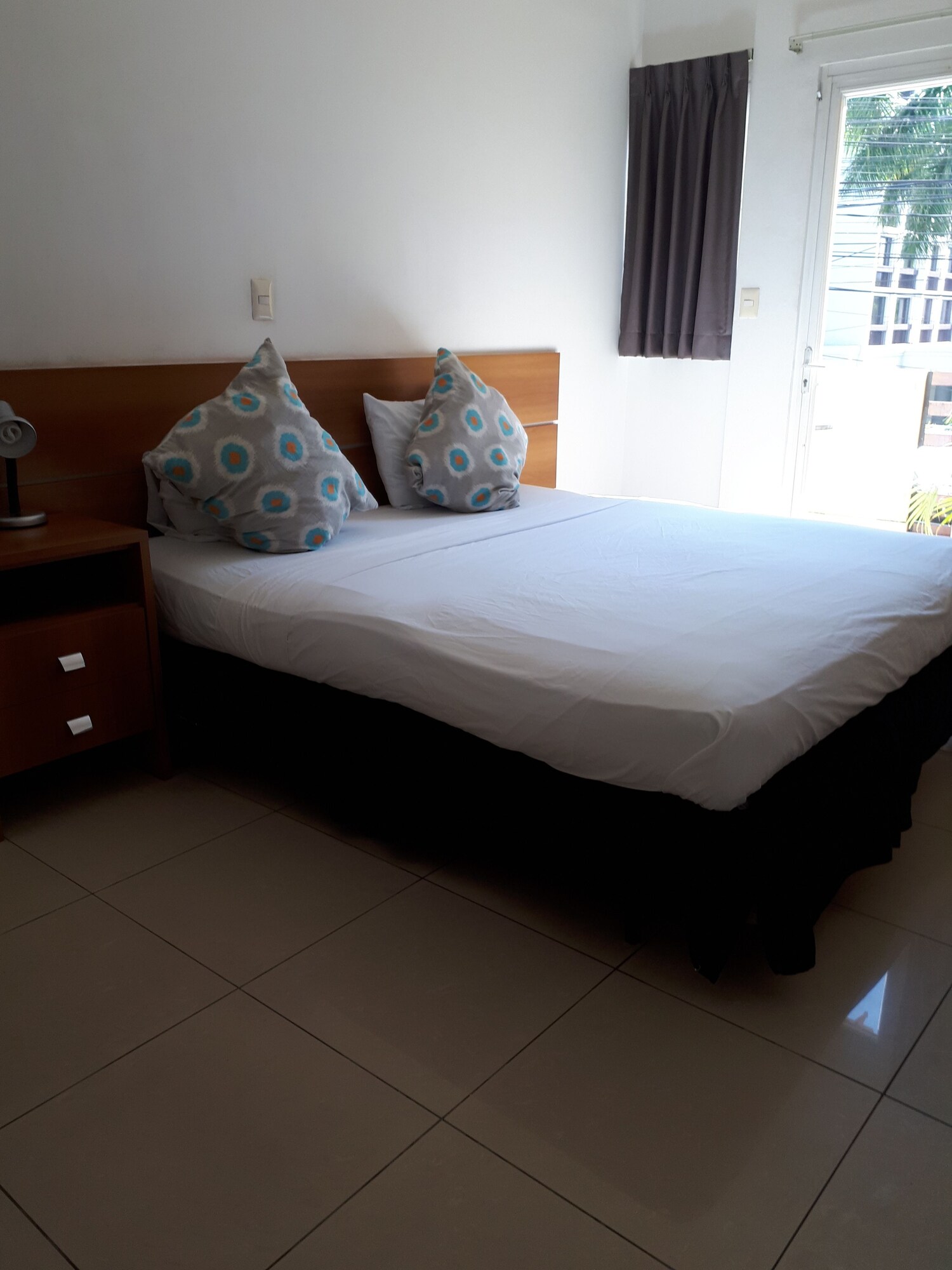 ROOM, SINGLE