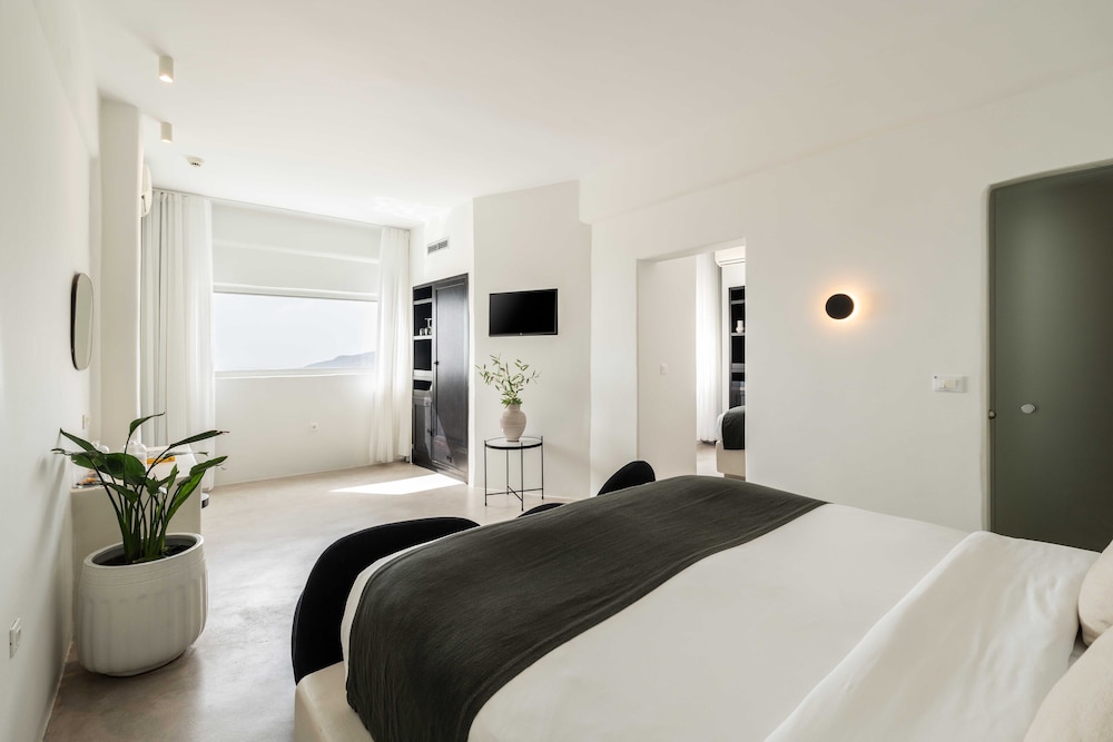 Suite, Queen Bed, Caldera View, Outdoor Pool